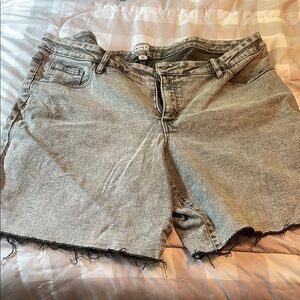 Grey acid wash short